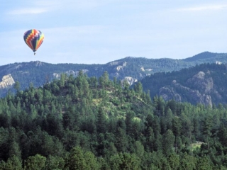  Globo aerostático en las montañas 